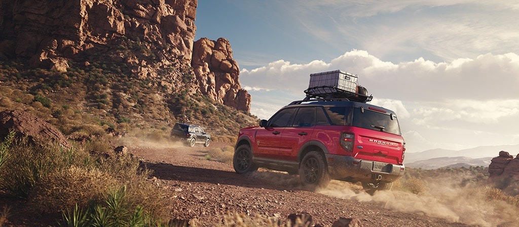 Un Ford Bronco Sport® 2025 conduit sur un chemin de terre