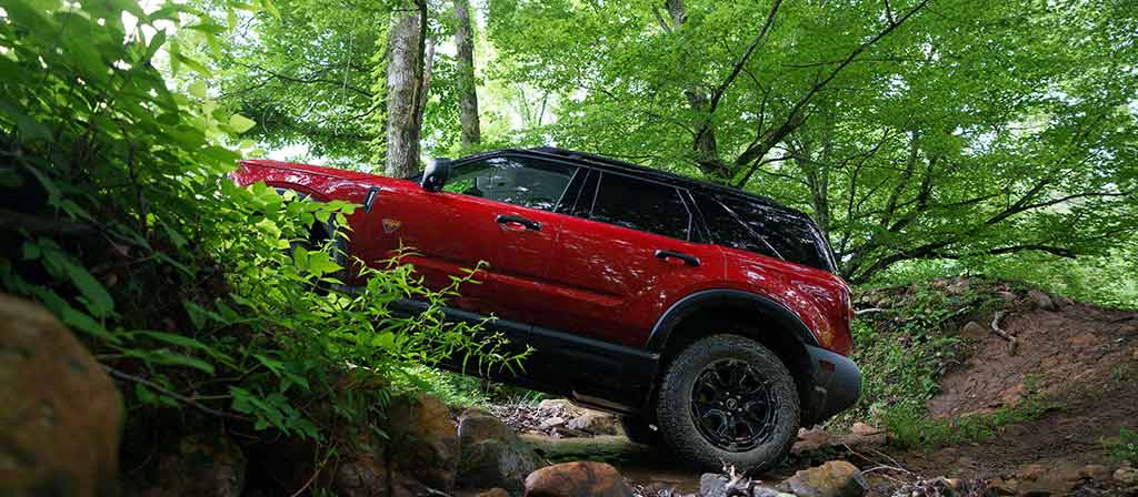 Le VUS Ford Bronco Sport® 2026, avec un Bronco Off-Roadeo®, gravissant une colline rocheuse.