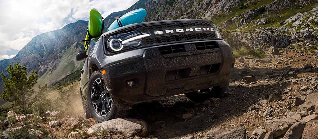 Un VUS Ford Bronco Sport® 2026 roulant sur une pente sur un terrain rocailleux