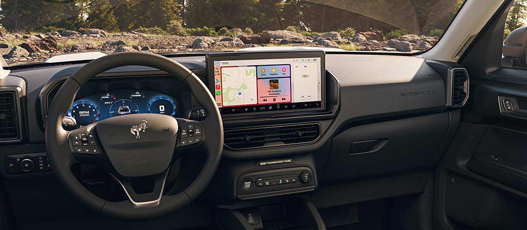 Intérieur du VUS Ford Bronco Sport® 2026 mettant en évidence le volant et l’écran central avec SYNC® 4 avec compatibilité Apple CarPlay illustré