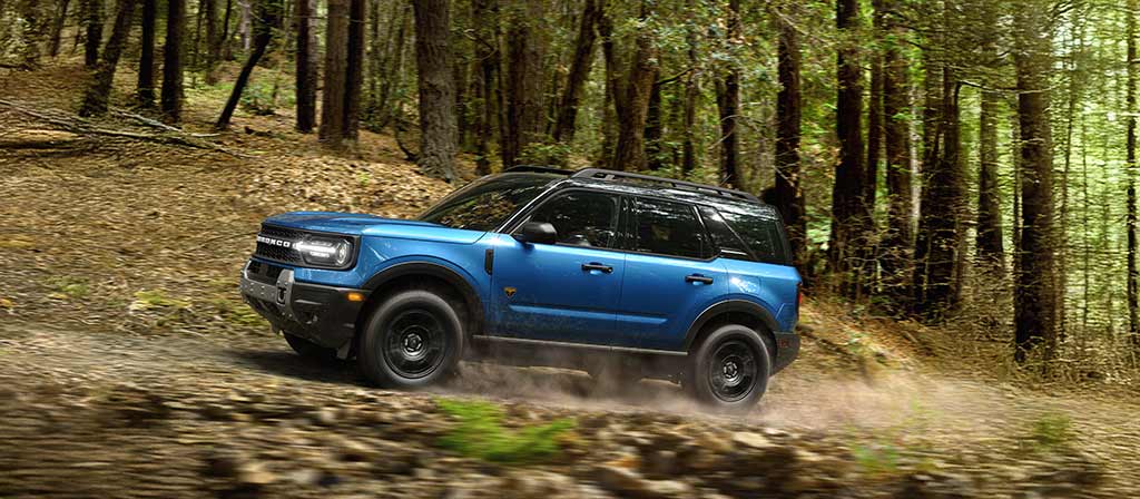 Un VUS Ford Bronco Sport® 2026 conduit dans la forêt