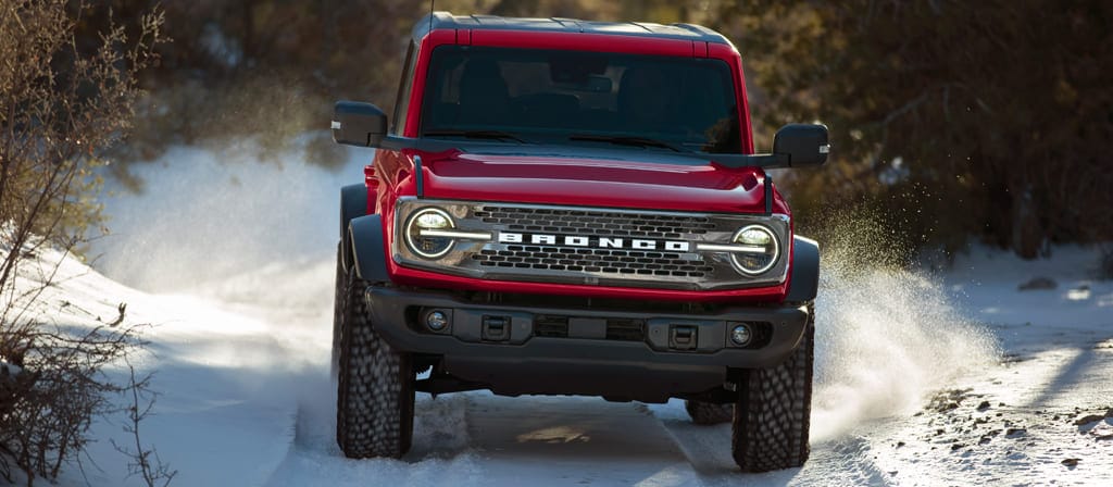 Un VUS Ford Bronco® 2025 circulant sur un sentier enneigé dans la forêt