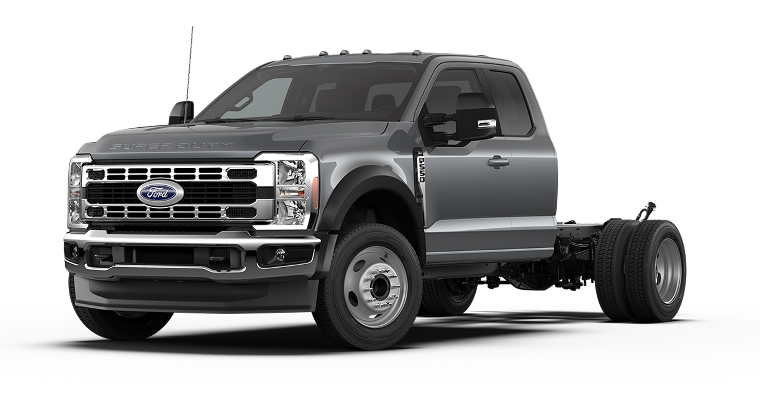 Ford F-550® XLT Super Duty® à châssis-cabine 2026 illustré en gris pierre