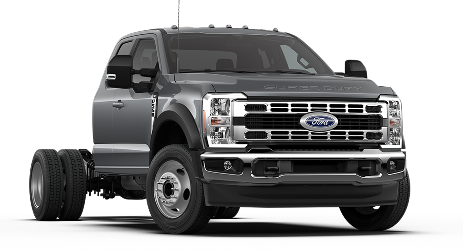 Ford F-550® XLT Super Duty® à châssis-cabine 2026 illustré en gris pierre