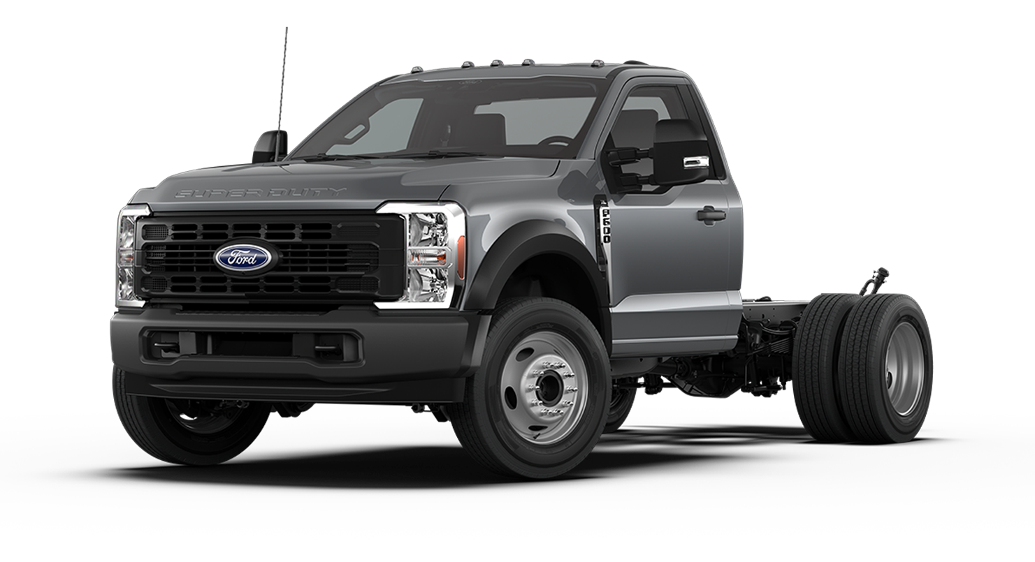 Ford F-600® XL Super Duty® à châssis-cabine 2026 illustré en gris pierre
