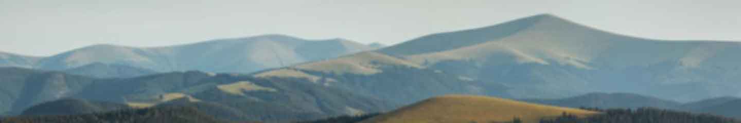 Une série de collines vallonnées