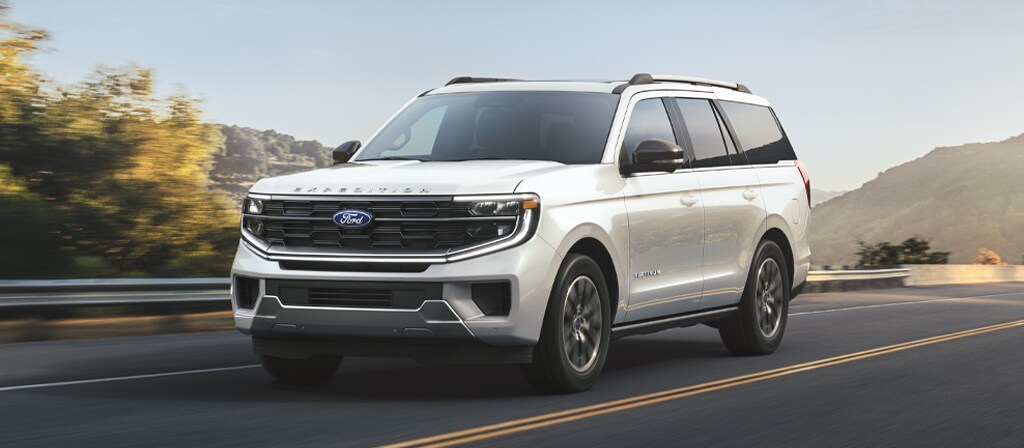 Modèle Ford Expedition® Platinum® 2025 circulant sur une autoroute