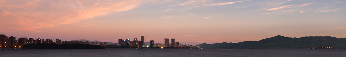 Paysage urbain et montagnes