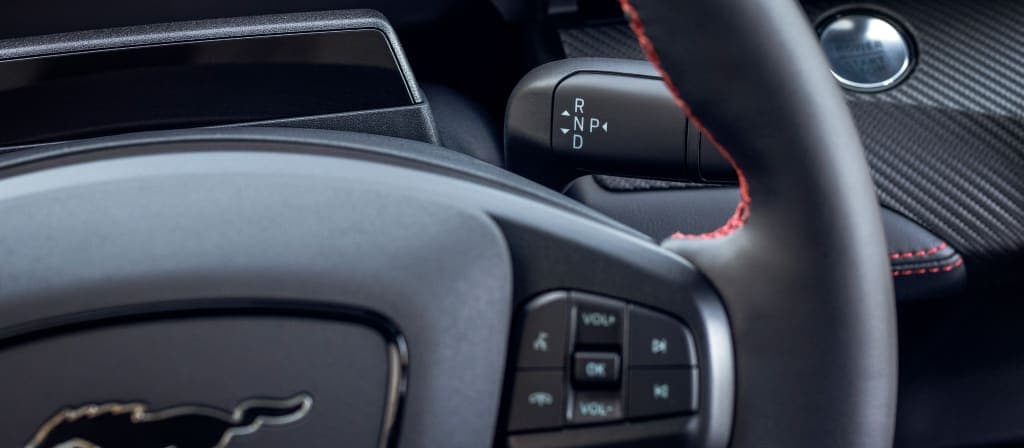 Gros plan du volant et des commandes audio d'une Ford Mustang Mach-E® 2025