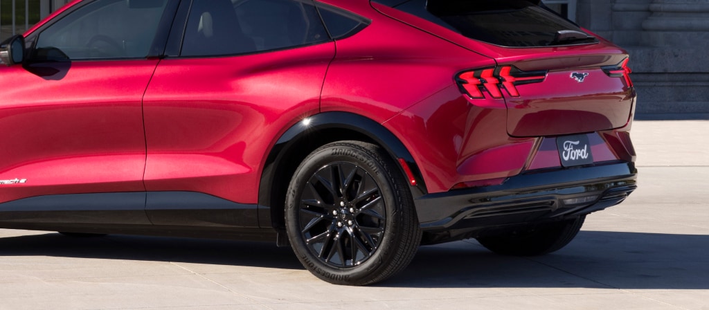 Une Ford Mustang Mach-E® 2025 garée
