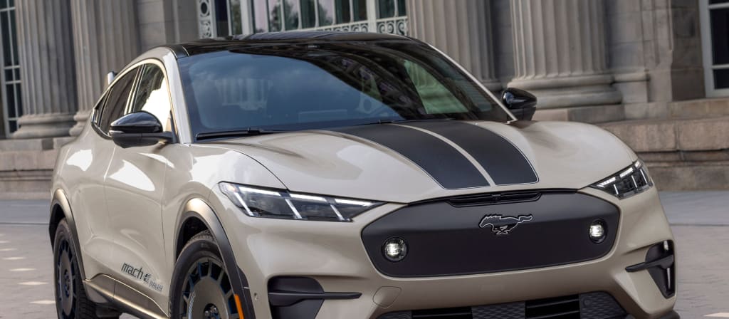 Ford Mustang Mach-E® 2025 stationné devant un bâtiment avec des colonnes