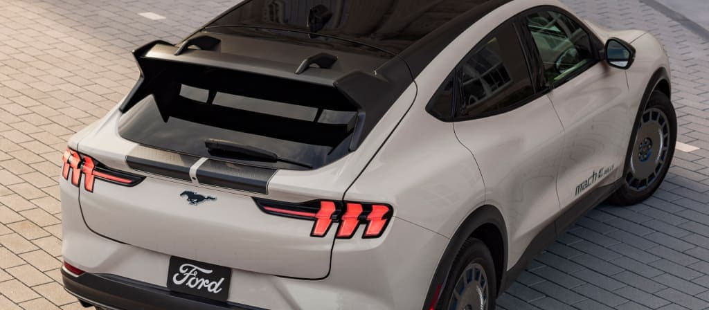 Ford Mustang Mach-E® 2025 stationné sur une terrasse en ciment