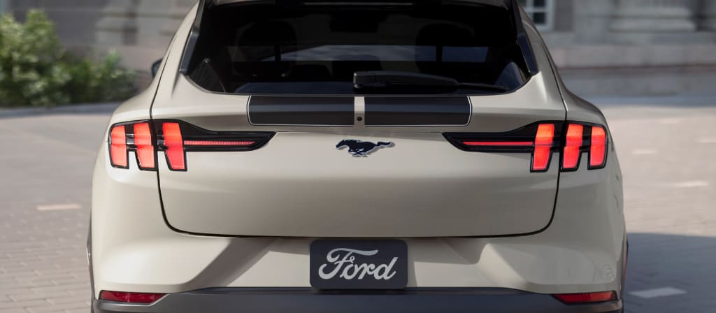 Arrière de la Ford Mustang Mach-E® 2025 mettant en valeur les phares arrière