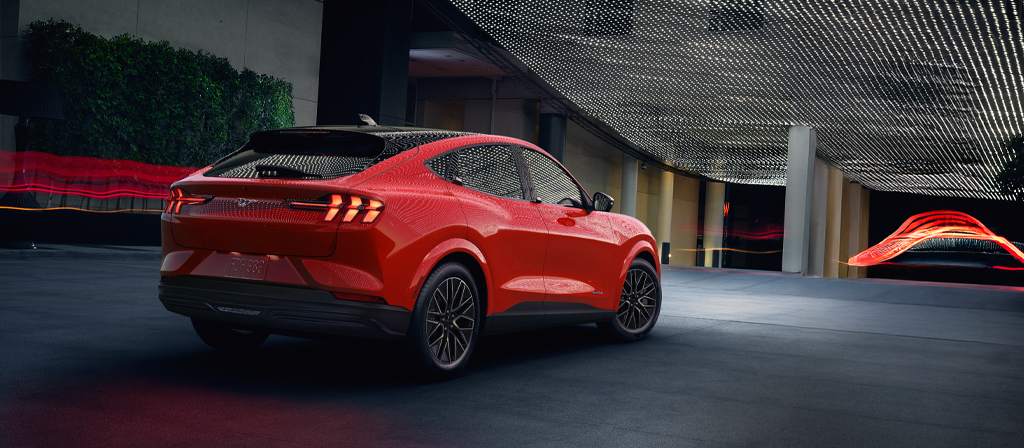 Vue extérieure arrière d’un modèle Ford Mustang Mach-E® Premium 2026 stationné à l’extérieur