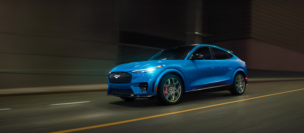 Modèle Ford Mustang Mach-E® 2026 circulant dans une rue de la ville