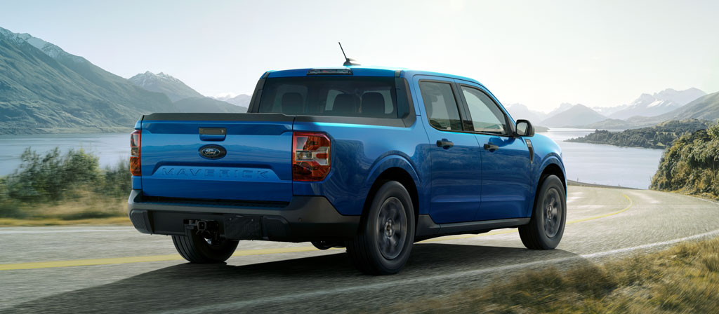 Une camionnette Ford Maverick® 2025 circulant vers un lac de montagne en après-midi