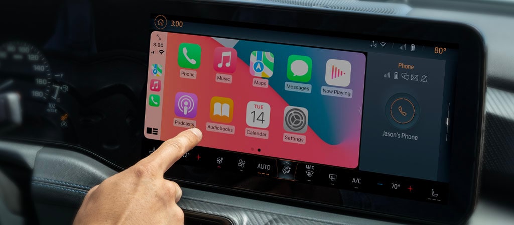 Vue intérieure d’un conducteur utilisant l’écran tactile central de 13,2 po dans une Ford Mustang® 2025