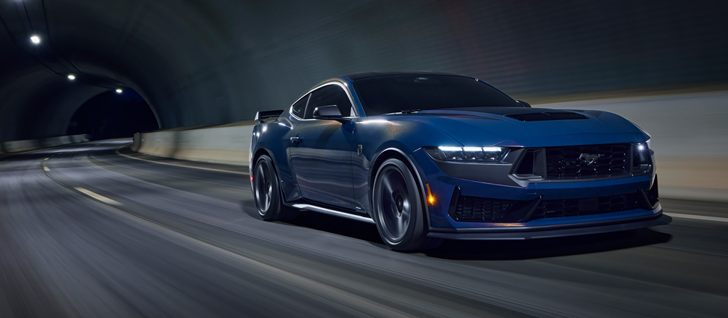 Ford Mustang Dark Horse® Coupé 2026 qui conduit dans un tunnel