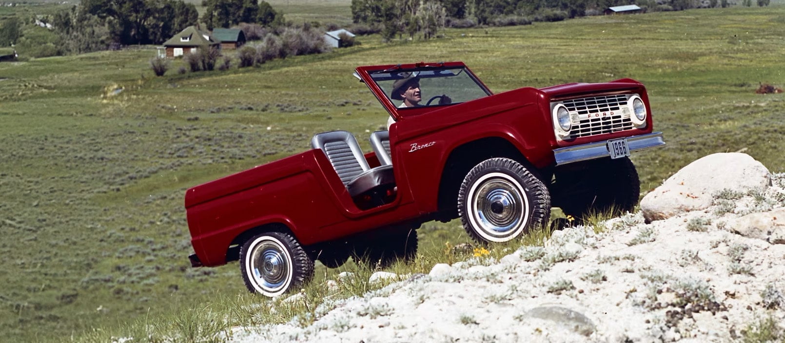 Bronco Roadster des années 1960 gravissant une côte.