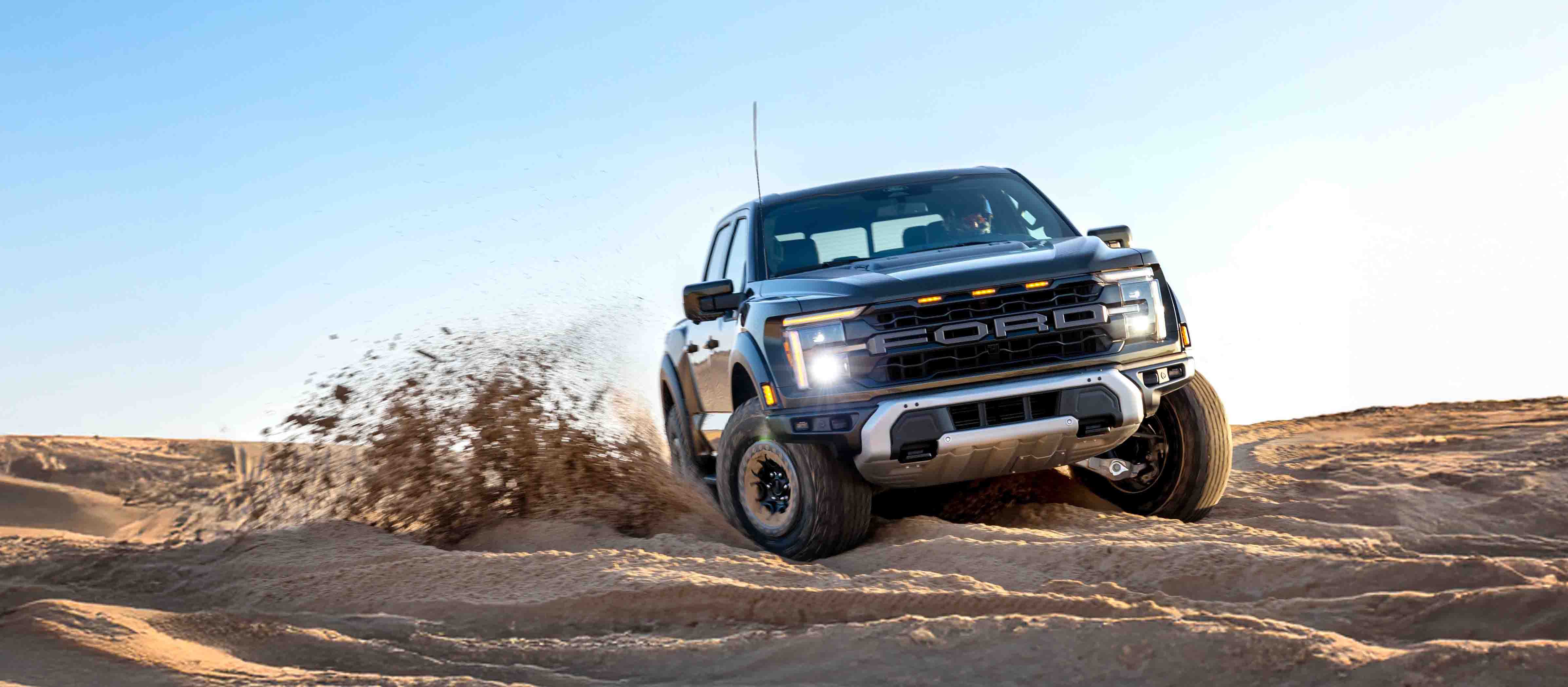 Un Ford Raptor roulant dans le sable.
