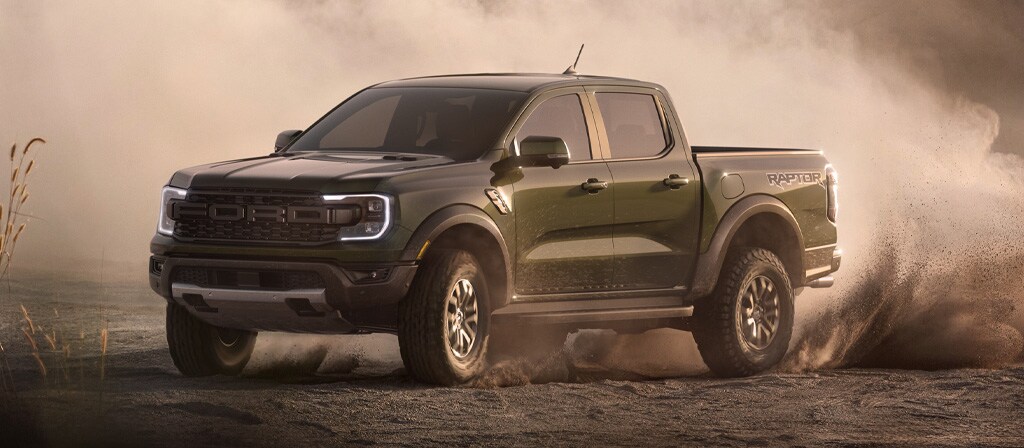 Un camion Ford Ranger® Raptor® 2025 étant conduit projetant de la poussière