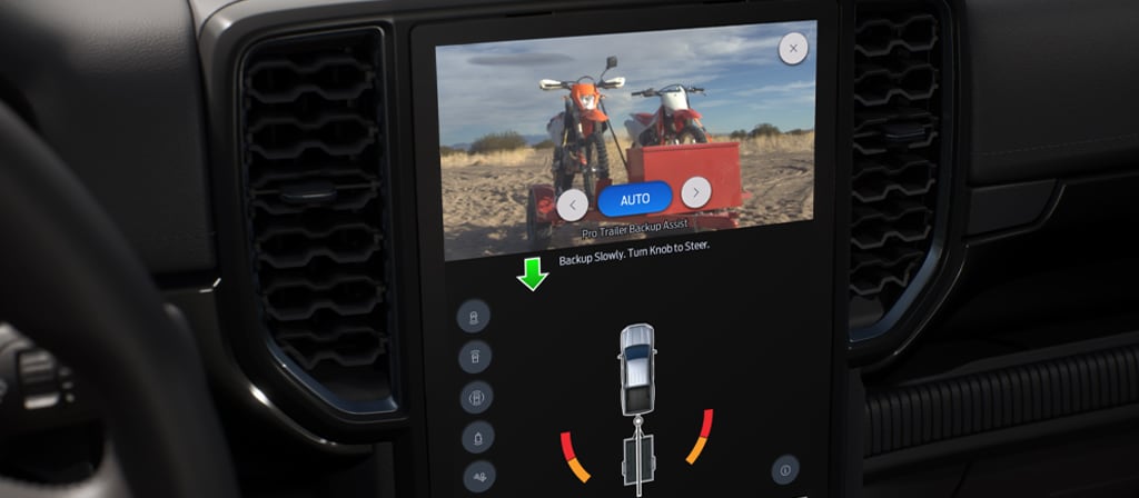 Photo de l’intérieur montrant la vue de la caméra de recul et les instructions de remorquage du Ford Ranger® 2025