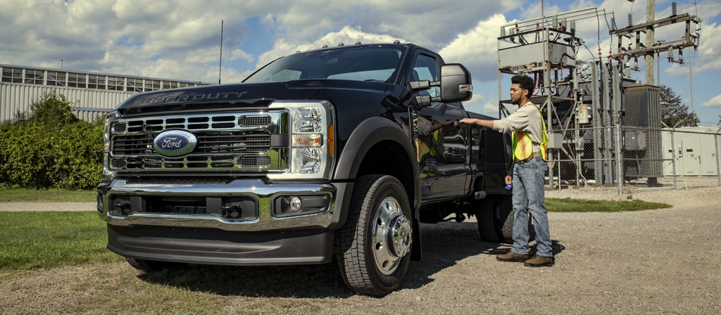 Une personne ouvrant la porte du conducteur de son modèle Ford Super Duty® F-450® XL 2026 avec l’ensemble décor chromé