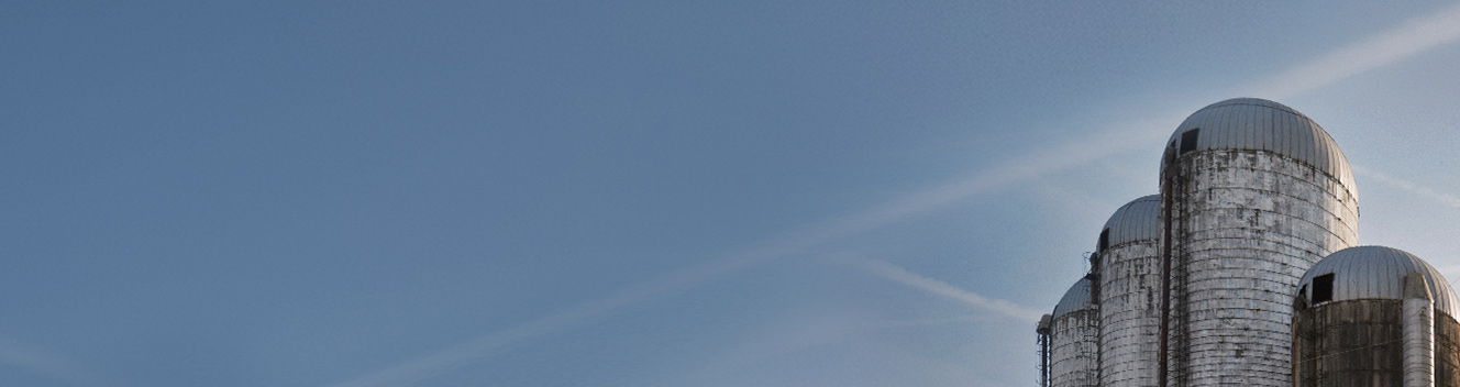 Ciel bleu pâle avec un groupe de silos à l’extrême droite