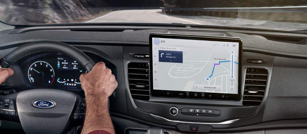 Gros plan du port USB du tableau de bord de la fourgonnette Ford Transit® 2025