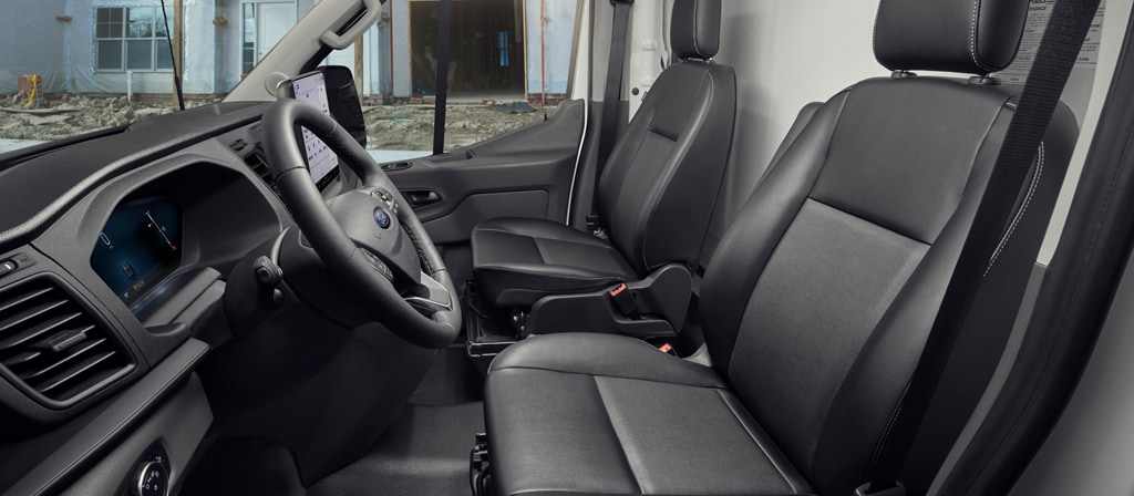 Intérieur d’une fourgonnette Ford Transit® 2026, sièges du conducteur et du passager