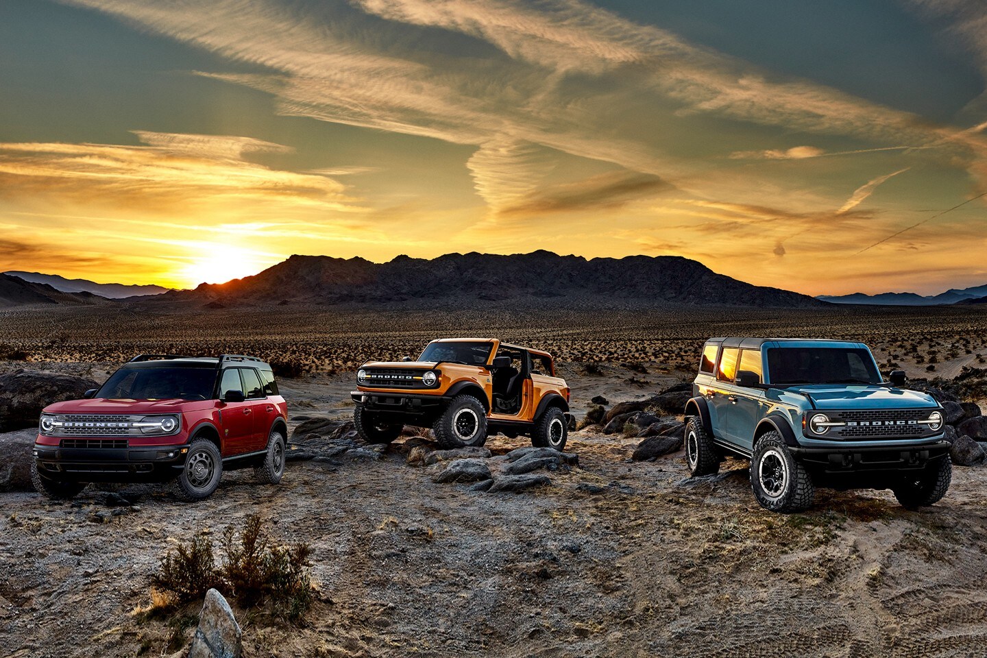 Un Bronco Sport 2021 et deux Broncos 2021 stationnés dans un désert accidenté