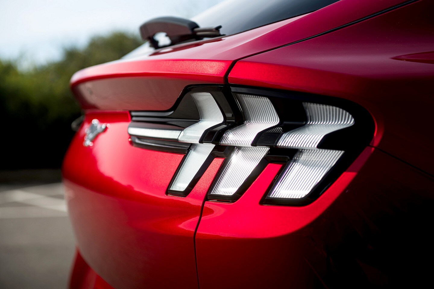 Les feux arrière d’un véhicule Mustang Mach-E 2021 rouge