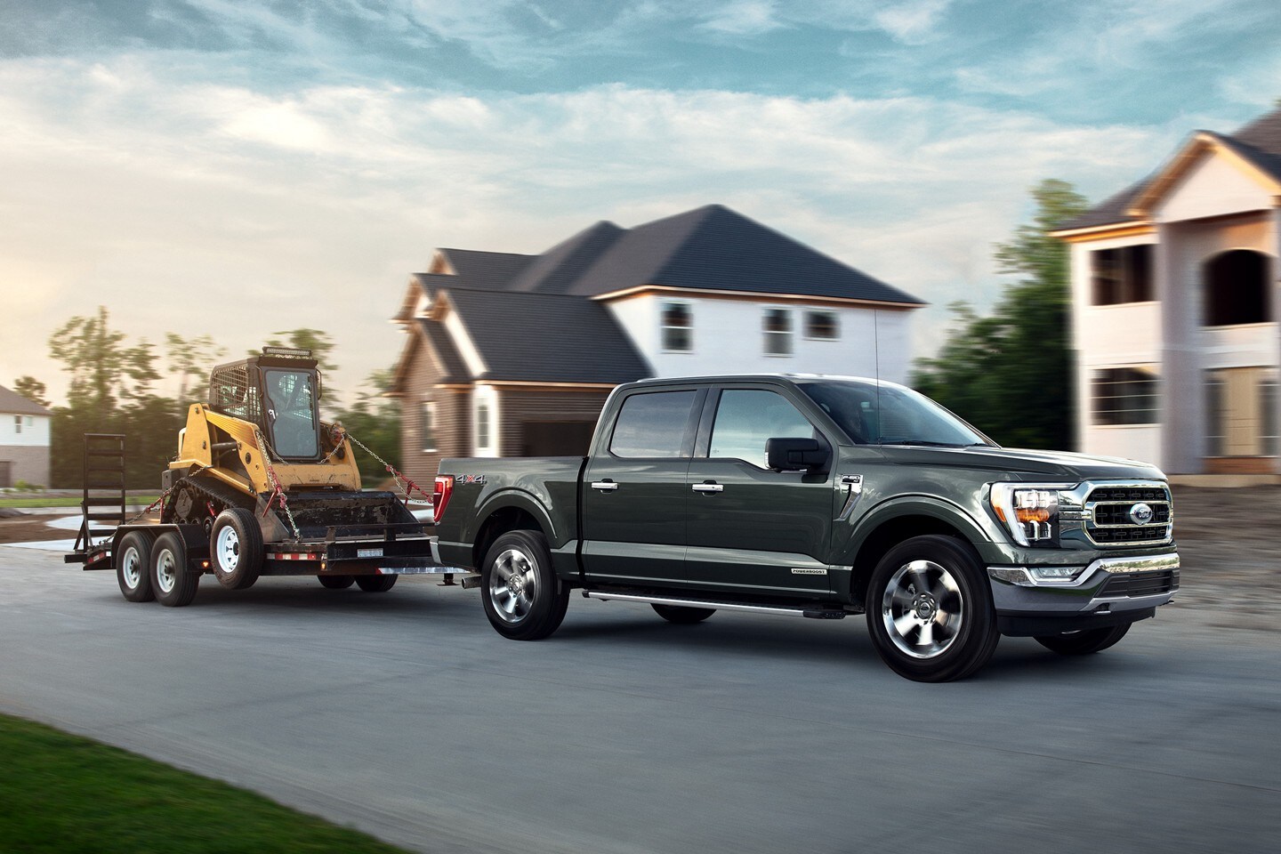 Une 2021 F-150 noire tirant une remorque dans une rue de banlieue