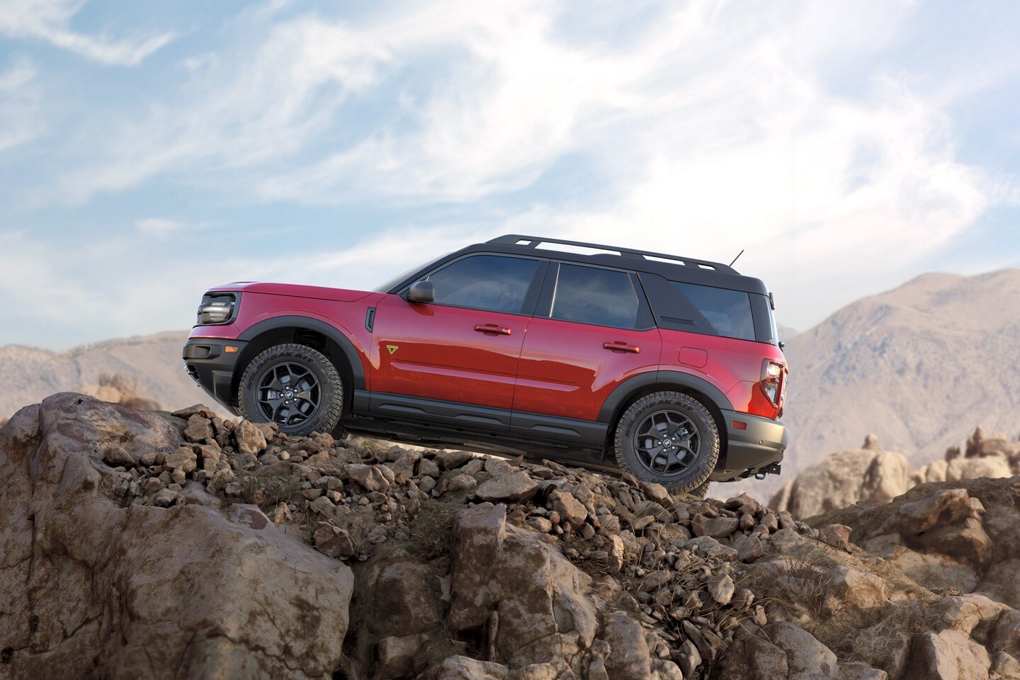 Un Bronco Sport 2021 rouge stationné au sommet d’une crête rocheuse