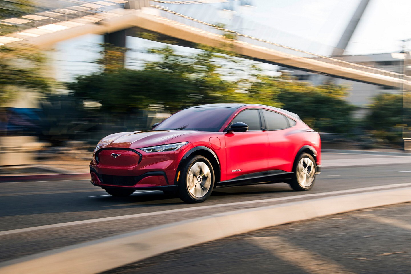 Mustang Mach-E rouge 2021 circulant sur la route
