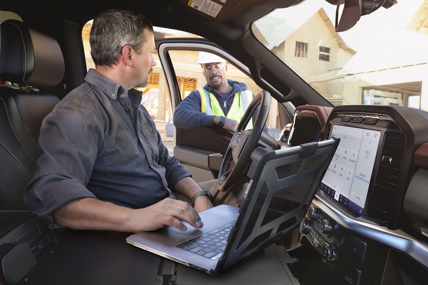 Un travailleur de la construction utilisant l’intérieur de son F-150 pour le travail