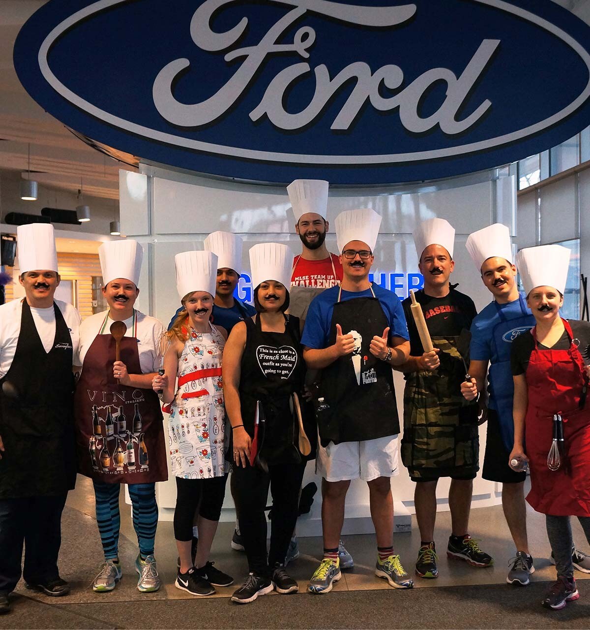  Des employés de Ford portant des chapeaux de chef lors d'un événement pour les employés