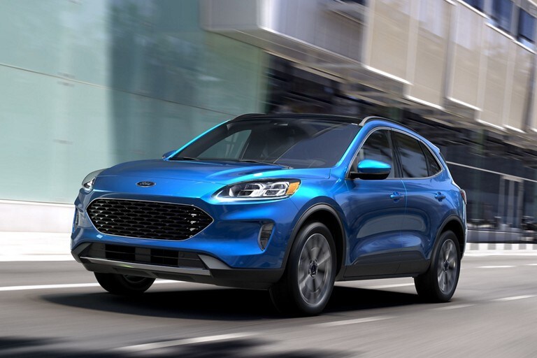 Un Ford Escape 2021 bleu roule le long d'une rue urbaine