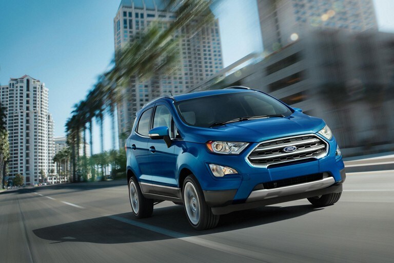 Un Ford EcoSport 2021 bleu roule le long d'une rue urbaine