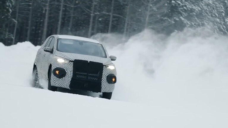Un véhicule électrique Ford roule dans la neige