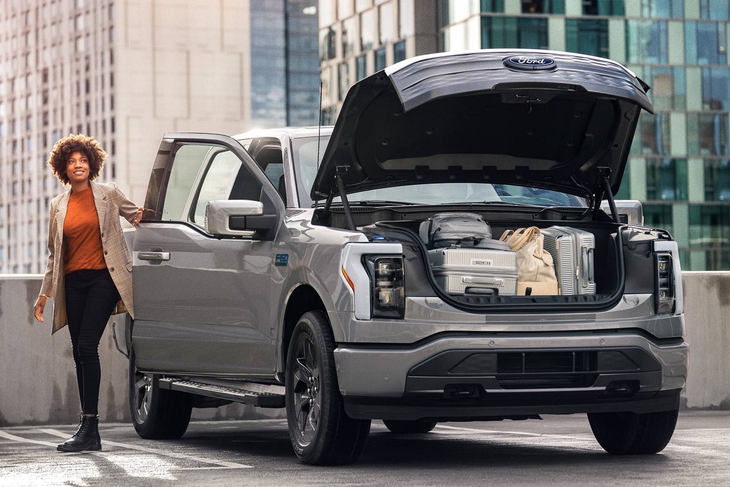 Un F-150 Lightning dont le coffre avant ouvert est rempli de bagages.