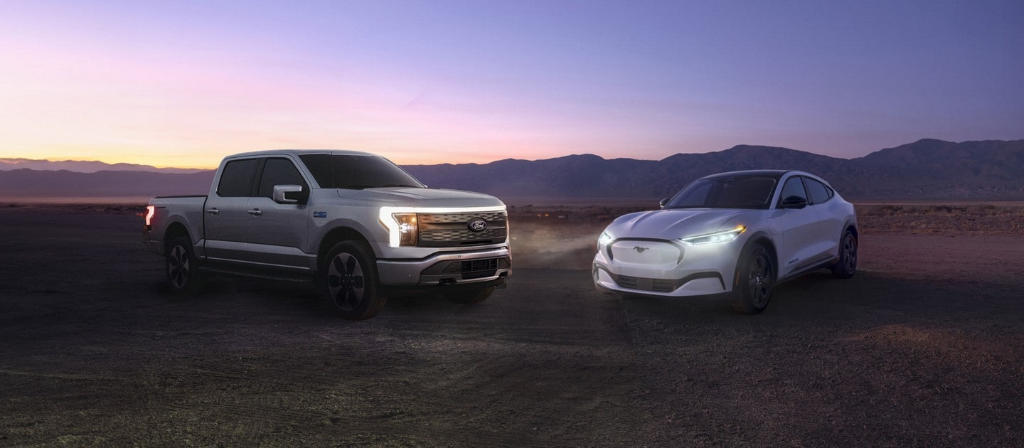 Une Mustang Mach-E et un F-150 Lightning.