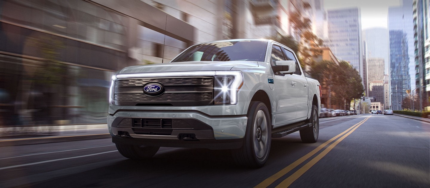 Un F-150 Lightning roule en ville.