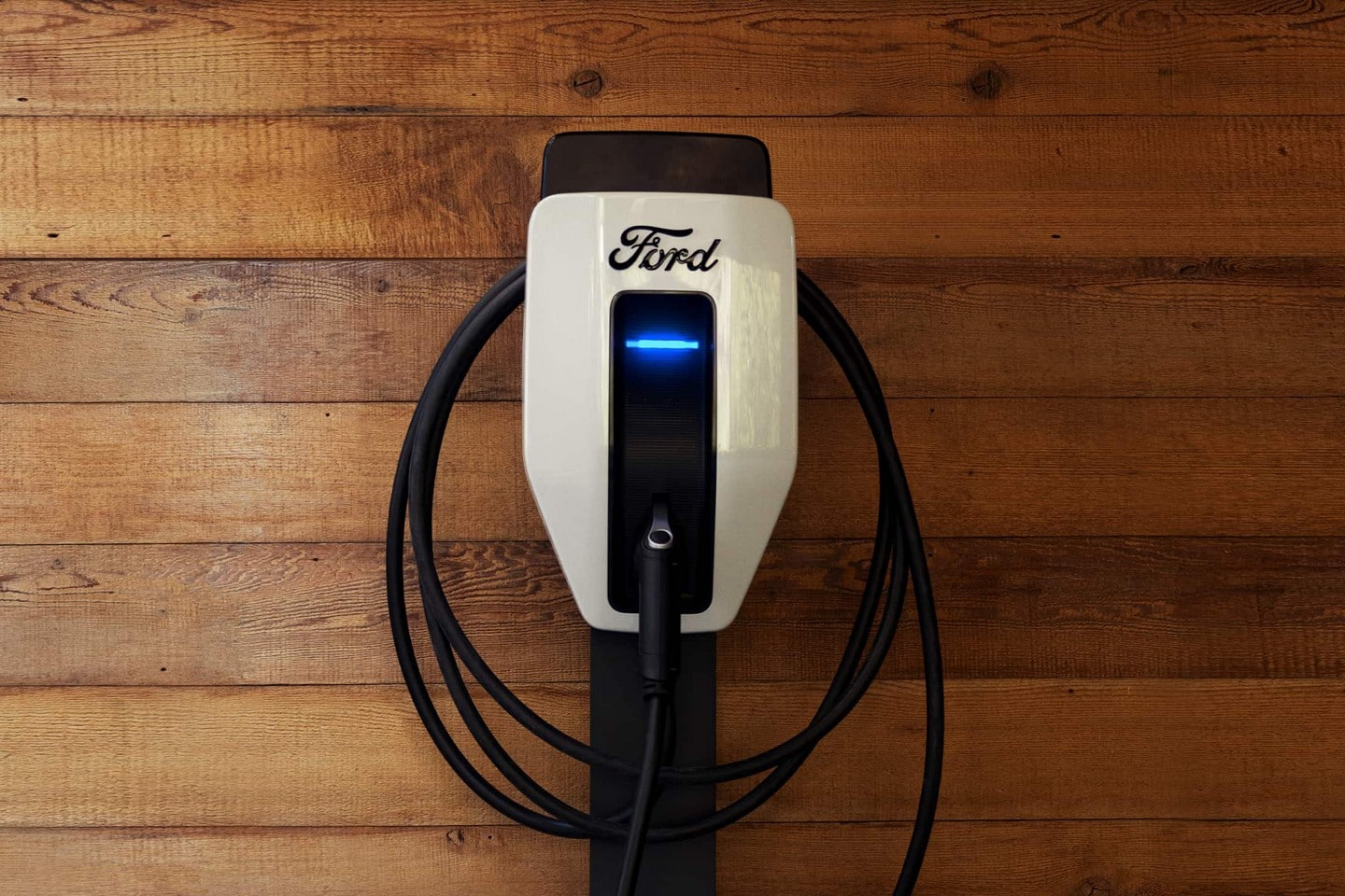 Une borne de recharge Ford Pro.