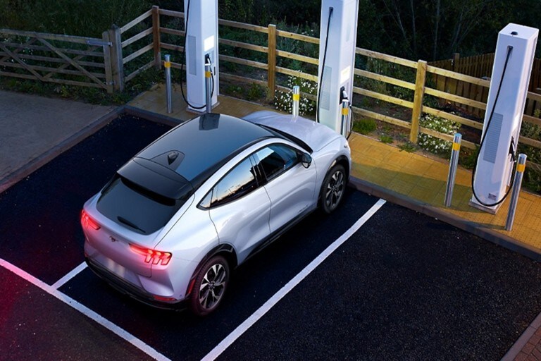 Une Ford Mustang Mach-E en recharge dans un stationnement.