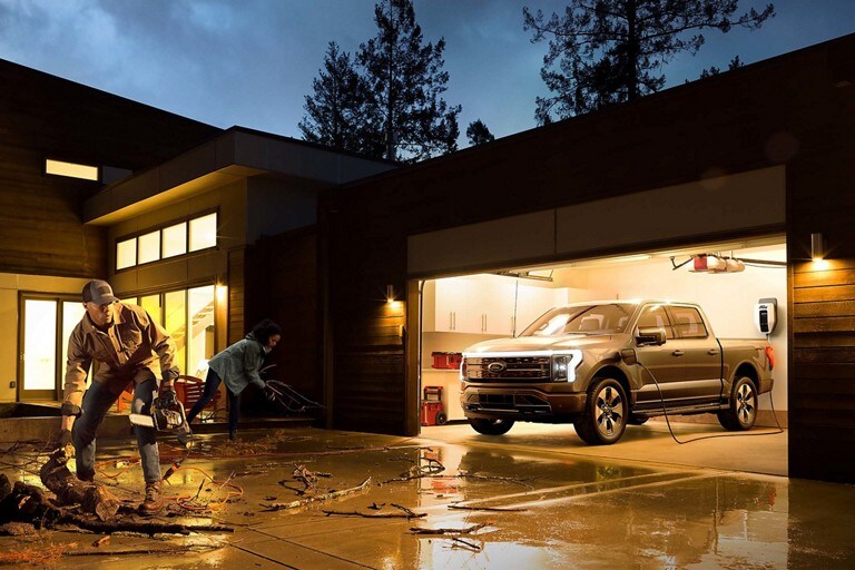 Un F-150 Lightning se rechargeant dans un garage