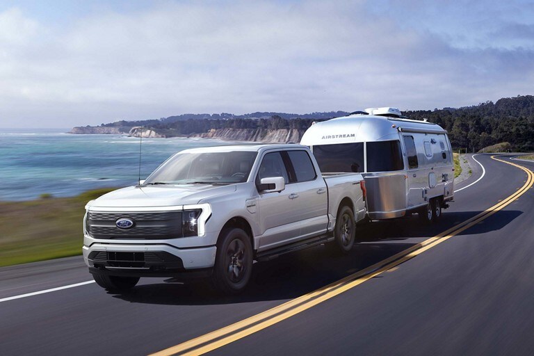 Un Ford F-150 Lightning tirant une remorque Airstream