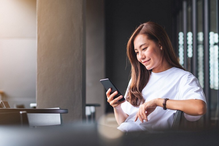 Une personne utilise un téléphone intelligent