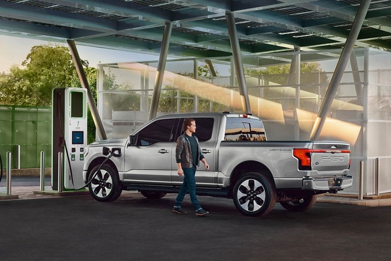 Un F-150 Lightning stationné à une borne de recharge publique