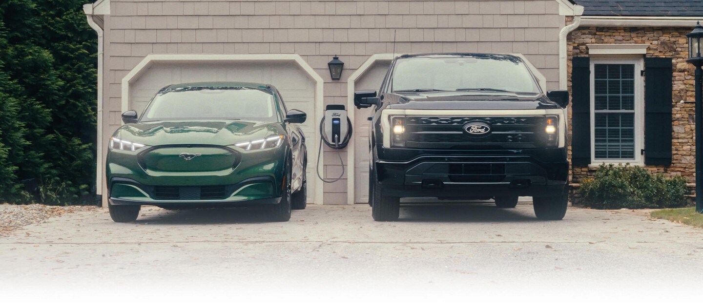 Une Mustang Mach-E et un F-150 Lightning stationnés dans une entrée